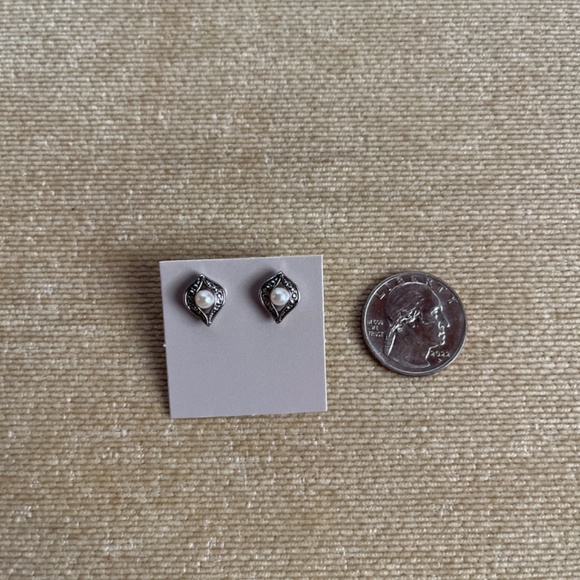 VINTAGE (1985) AVON ROMANTIC ENSEMBLE PIERCED EARRINGS - Picture 4 of 4